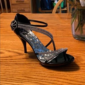 Beautiful never worn 4in heels. Size 10